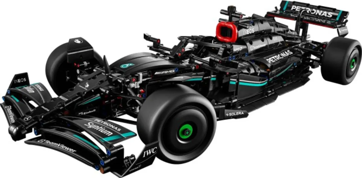 Mercedes-AMG F1 W14 E Performance set photo