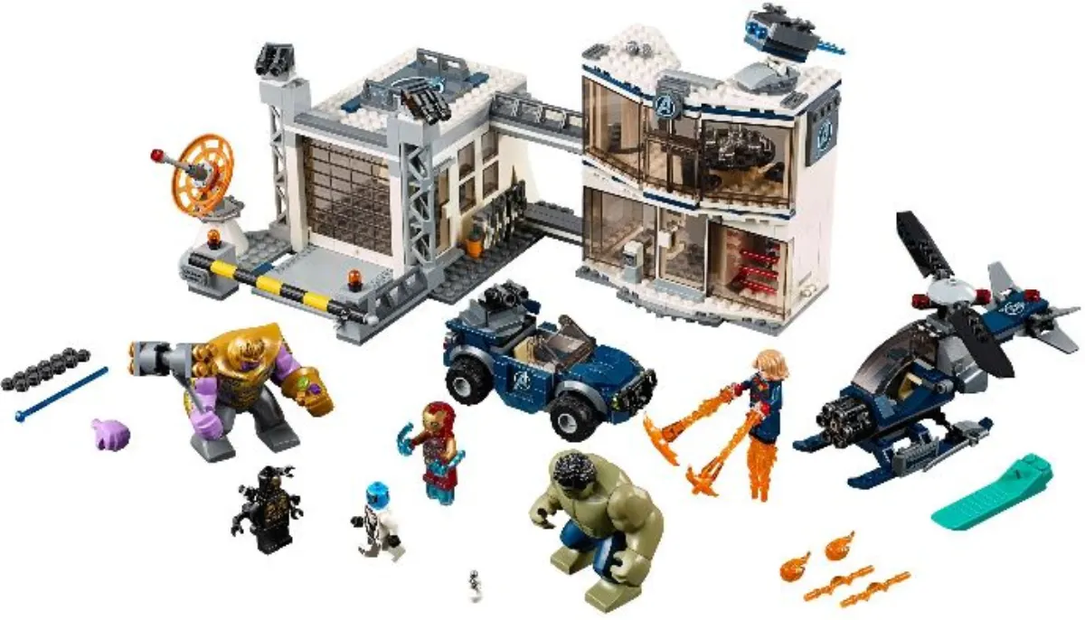 Avengers Compound Battle set photo