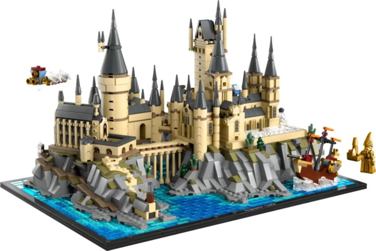 Hogwarts Castle and Grounds set photo
