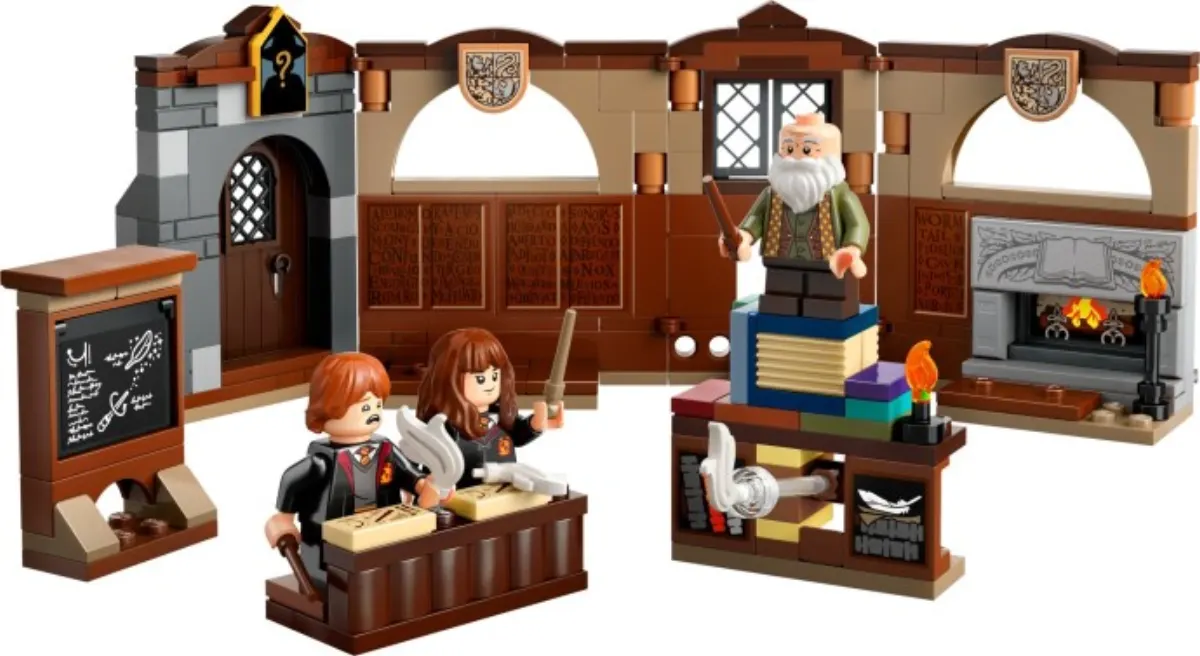 Hogwarts Castle: Charms Class set photo
